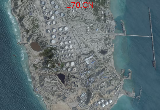 伊朗哈尔克岛石油终端卫星图。