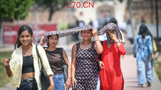 2026 年 4 月 26 日，民众在酷暑天气下现身胡马雍陵景区。