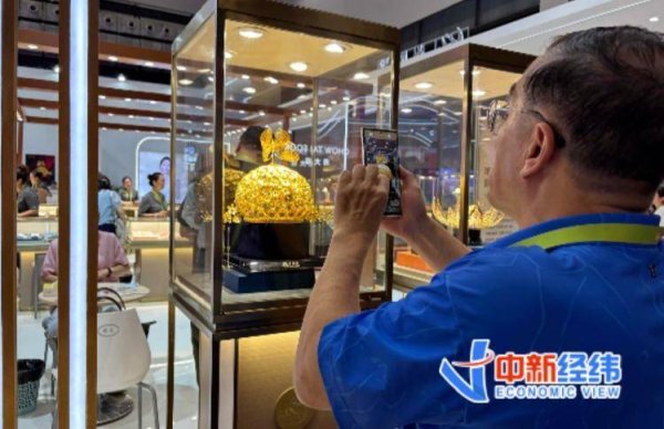 消博会买黄金：40克手镯省2000多元，“一口价”产品“不是想调就能调”