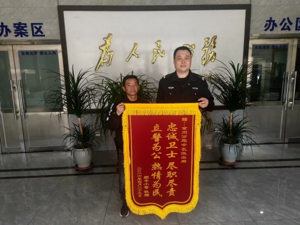 62克黄金快递街头“流浪”快递员：不是他们，我赔到倾家荡产