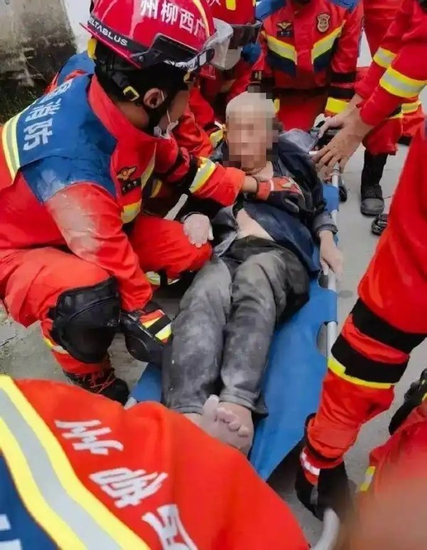 柳州公布91岁被困老人救援过程：获救时距地震发生过去近11小时，救援人员还遇余震