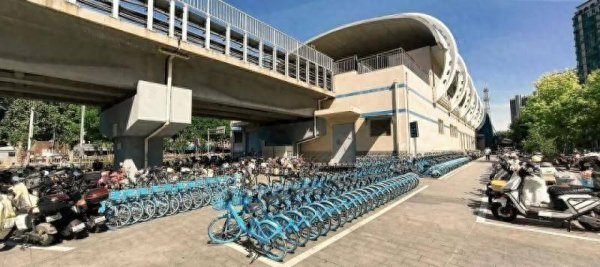 “堵心路”变“顺心路”，北京梨园地铁站这样破解停车乱象
