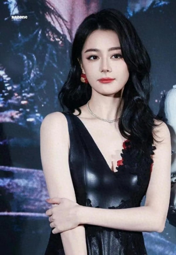 迪丽热巴这真是妈咪级别的，轻轻松松的出来美翻众人！