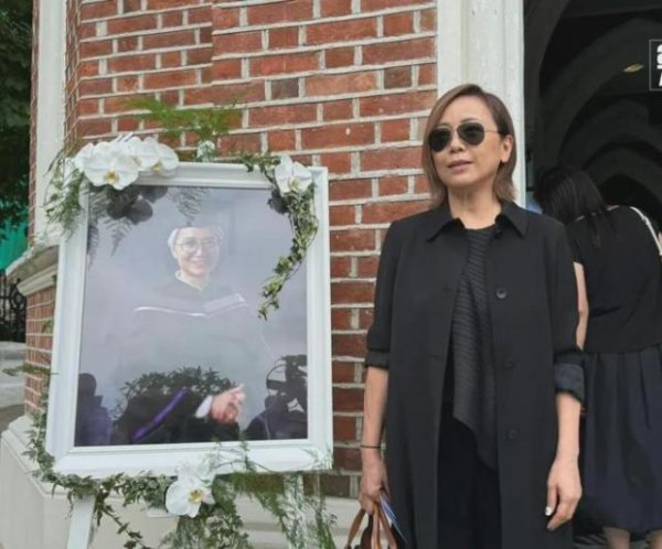 一路走好！TVB视后邓萃雯出席陈敏儿安息礼，遗憾没能见最后一面