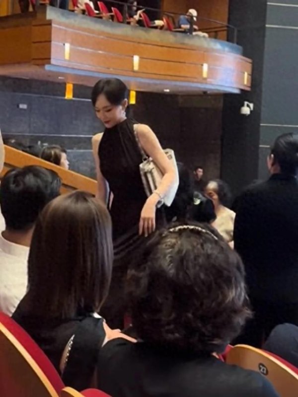 唐嫣现身女儿幼儿园活动, 黑裙尽显优雅, 6岁小小糖告别幼儿园